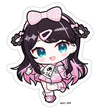 1girl :d bandaid bandaid_on_leg black_hair blue_eyes blush_stickers bow bow_hairband braid braided_hair_rings chibi chibi_only commentary_request fang full_body hair_bow hair_ornament hair_rings hairband hairclip highres kaga_nazuna kashiwase_karune long_hair looking_at_viewer mole mole_under_eye multicolored_hair open_mouth outline parted_bangs pink_bow pink_hair pink_hairband pink_shorts pink_slippers pink_socks shorts skin_fang slippers smile socks solo standing standing_on_one_leg twitter_username two-tone_hair virtual_youtuber vspo! white_background