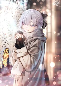 1girl absurdres aegyo_sal arm_warmers black_arm_warmers black_nails blue_eyes blurry blurry_background clip_studio_paint_(medium) closed_mouth coat commentary cowboy_shot cup disposable_cup ear_piercing fingernails grey_coat grey_hair grey_scarf haimiya_mio_(kamiyama_sumu) hair_between_eyes highres holding holding_cup kamiyama_sumu light_particles long_sleeves looking_at_viewer medium_hair mole mole_under_eye nail_polish original piercing scarf signature smile solo symbol-only_commentary tsurime winter