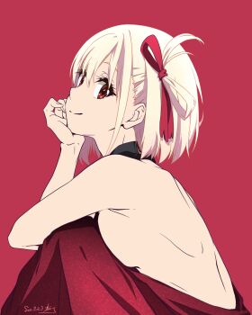 1girl artist_name backless_dress backless_outfit blonde_hair breasts commentary_request dated dress highres looking_at_viewer lycoris_recoil medium_breasts nii_manabu nishikigi_chisato red_background red_dress red_eyes red_theme short_hair sideboob signature simple_background sitting sleeveless sleeveless_dress smile solo
