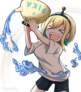 >_< 1girl :d absurdres amano_pikamee amano_pikamee_(1st_costume) artist_name black_hairband black_shorts blonde_hair blush_stickers canadiananiguy character_name closed_eyes colored_inner_hair commentary cowboy_shot english_commentary green_hair hairband highres holding holding_kettle kettle multicolored_hair open_mouth pouring sharp_teeth shirt short_hair short_sleeves shorts simple_background smile solo teeth upper_teeth_only virtual_graduation_commemoration virtual_youtuber voms water white_background white_shirt