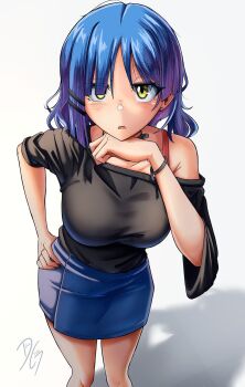 1girl alternate_breast_size_(larger) black_shirt blue_hair blue_skirt bocchi_the_rock! breasts choppy_bangs commentary cowboy_shot dilan_griz hair_ornament hairclip hand_on_own_hip hand_up highres large_breasts looking_at_viewer miniskirt open_mouth parallel_hairclips shirt short_hair short_sleeves simple_background skirt solo yamada_ryo yellow_eyes