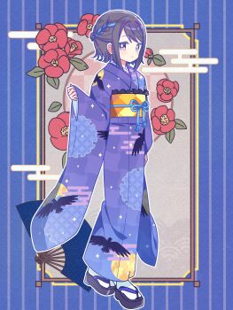 1girl absurdres black_hair black_sandals blue_background blush bright_pupils checkered_sash closed_mouth commentary_request flower full_body hand_up highres japanese_clothes kimono kuroe_(madoka_magica) long_sleeves looking_at_viewer magia_record:_mahou_shoujo_madoka_magica_gaiden mahou_shoujo_madoka_magica okobo outline platform_sandals purple_eyes purple_kimono red_flower ruru_(rurumagi) sandals sash short_hair smile socks solo standing striped_background tabi twitter_username vertical-striped_background white_outline white_pupils white_socks wide_sleeves yellow_sash