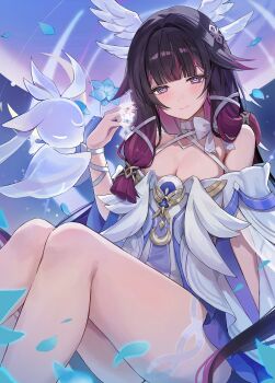 1girl bare_shoulders black_hair blunt_bangs breasts cleavage closed_mouth columbina_(genshin_impact) commentary dress genshin_impact hair_ornament hand_up highres knees_up long_hair looking_at_viewer multicolored_hair purple_hair sitting smile solo two-tone_hair unusually_open_eyes very_long_hair white_dress wing_hair_ornament zije