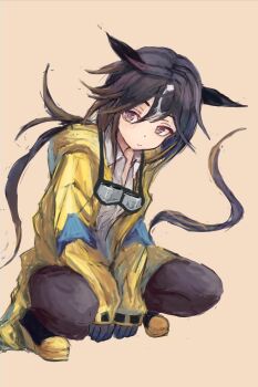 1girl animal_ears black_gloves black_pants brown_hair closed_mouth coat collared_shirt ear_covers full_body gloves goggles goggles_around_neck gradient_eyes hair_between_eyes horse_ears horse_girl horse_tail long_hair long_sleeves multicolored_eyes multicolored_hair open_clothes open_coat pants ponytail purple_eyes shirt shoes simple_background solo squatting stay_gold_(umamusume) streaked_hair tail umamusume white_hair white_shirt yanagi_wakana yellow_coat