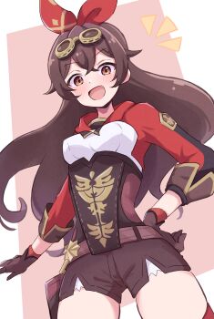 1girl :d absurdres amber_(genshin_impact) bow brown_corset brown_eyes brown_gloves brown_shorts corset crossed_bangs genshin_impact gloves goggles goggles_on_head hair_bow hand_on_own_hip highres long_hair looking_at_viewer open_mouth piyo_to_game red_bow short_shorts shorts three-quarter_sleeves smile solo