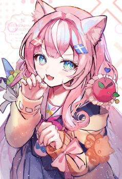 1girl animal_ear_fluff animal_ears bow cat_ears commentary_request curly_hair fangs green_eyes hair_ornament highres long_hair long_sleeves looking_at_viewer nijisanji nijisanji_kr paw_pose pincushion pink_bow pink_hair pipi_(pipinavigation) virtual_youtuber yang_nari