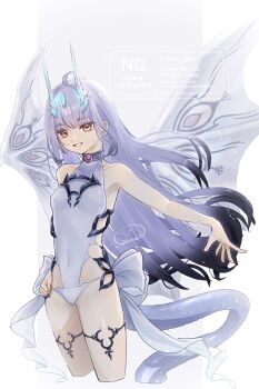 1girl bare_shoulders breasts dragon_tail dragon_wings fate/grand_order fate_(series) forked_eyebrows grin highres horns jewelry long_hair looking_at_viewer melusine_(fate) melusine_(swimsuit_ruler)_(fate) melusine_(swimsuit_ruler)_(second_ascension)_(fate) one-piece_swimsuit sidelocks small_breasts smile solo suwa_(swk_kkk) swimsuit tail thighlet thighs white_hair white_one-piece_swimsuit wings yellow_eyes