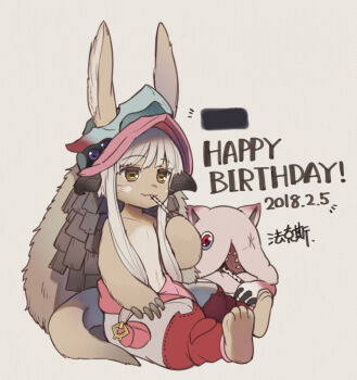 Rule 34 | 1other, claws, commentary request, dated, foxvulpine, grey hair, happy birthday, horned hat, looking ahead, made in abyss, mitty (made in abyss), mouth hold, nanachi (made in abyss), other focus, sidelocks, simple background, sitting, topless other, translation request, yellow eyes