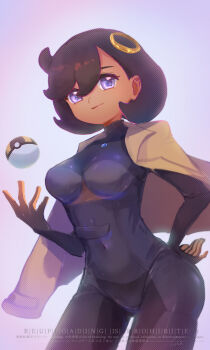 1girl absurdres black_bodysuit black_gloves black_hair bodysuit breasts brown_jacket closed_mouth commentary_request covered_navel cowboy_shot cowlick dark-skinned_female dark_skin emma_(pokemon) gloves hair_between_eyes hair_ornament hand_on_own_hip highres jacket jacket_on_shoulders latex latex_bodysuit looking_at_viewer medium_breasts mega_stone nintendo orange_gloves poke_ball pokemon pokemon_legends:_z-a purple_eyes short_hair sidelocks signature simple_background smile solo standing swept_bangs tako_marushka two-tone_gloves ultra_ball watermark