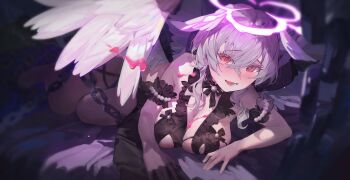 1girl absurdres azur_lane blush breasts chain crossed_bangs feathered_wings halo head_wings highres jewelry large_breasts looking_at_viewer lying medium_hair official_alternate_costume on_bed on_side pearl_(azur_lane) pearl_(fallen_angel_in_the_dark_castle)_(azur_lane) pearl_armlet red_eyes sentter sidelocks solo white_hair white_wings wings