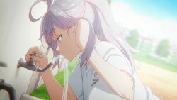 1girl alisa_mikhailovna_kujou animated anime_screenshot blue_eyes breasts collarbone drinking highres large_breasts lips long_hair mouth_focus ponytail shirt sidelocks sound sports_bra sportswear tagme tokidoki_bosotto_roshia-go_de_dereru_tonari_no_alya-san video water white_hair white_shirt