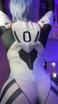 1girl animated ass ayanami_rei ayanami_rei_(cosplay) blue_hair bodysuit breasts cosplay curvy dancing grey_eyes hair_between_eyes highres huge_ass indoors lips looking_at_viewer magsmx mecha_pilot_suit medium_breasts mexican_(nationality) neon_genesis_evangelion plugsuit_(evangelion) real_life smile solo tagme video white_bodysuit wide_hips