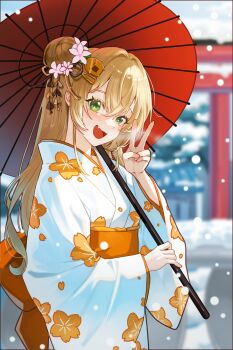 1girl alternate_costume blonde_hair blurry blurry_background blush character_ornament crossed_bangs depth_of_field fang floral_print flower green_eyes h_studio hair_between_eyes hair_bun hair_flower hair_ornament hairclip highres holding holding_umbrella hololive japanese_clothes kimono long_hair long_sleeves looking_at_viewer momosuzu_nene nekko_(momosuzu_nene) obi oil-paper_umbrella open_mouth outdoors pink_flower sash sidelocks smile snow snowing solo torii umbrella v virtual_youtuber wide_sleeves