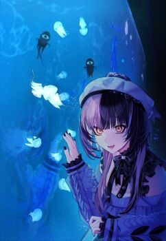 1girl absurdres aquarium black_hair black_nails choker dress grey_hair hat higeji_(higeji404) highres hololive jellyfish lace lace_choker lace_trim long_hair looking_at_viewer multicolored_hair nail_polish off_shoulder open_mouth shiori_novella smile solo split-color_hair two-tone_hair upper_body virtual_youtuber yellow_eyes