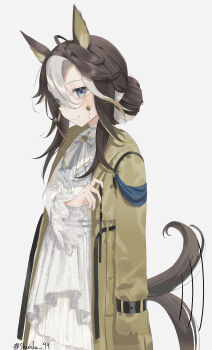 1girl absurdres animal_ears blue_eyes blush bow brown_hair closed_mouth coat coat_on_shoulders commentary_request dream_journey_(snow-white_dreamland)_(umamusume) dream_journey_(umamusume) dress eyewear_strap glasses hair_between_eyes hair_bun highres horse_ears horse_girl horse_tail long_hair long_sleeves looking_at_viewer multicolored_hair official_alternate_costume open_clothes open_coat shunka_shuto simple_background smile solo tail tail_wagging umamusume white_dress white_hair yellow_coat