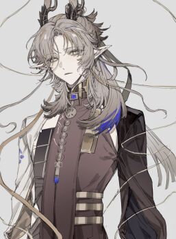 1boy absurdres arknights brown_hair brown_robe closed_mouth dragon_boy dragon_horns expressionless grey_background highres horns ji_(arknights) long_hair long_sleeves looking_at_viewer male_focus multicolored_hair pointy_ears robe simple_background solo streaked_hair sushisushi_iiii upper_body