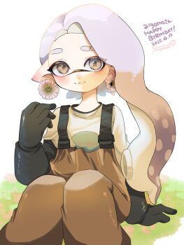 1girl black_gloves brown_overalls closed_mouth commentary_request dated earrings eyebrow_cut flower_earrings gloves grey_eyes grey_hair happy_birthday highres inkling inkling_girl inkling_player_character jewelry kininaru_ano_ko long_hair looking_at_viewer nintendo on_grass overalls pointy_ears print_shirt rubber_gloves salmon_run_(splatoon) shirt sitting smile solo splatoon_(series) splatoon_3 tentacle_hair thick_eyebrows very_long_hair white_shirt
