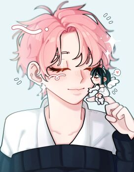 2girls alien_stage black_sweater blue_background closed_eyes commentary english_commentary heart highres jayeu mini_person minigirl mizi_(alien_stage) multiple_girls off-shoulder_sweater off_shoulder shirt short_hair spoken_heart sua_(alien_stage) sweater very_short_hair white_shirt