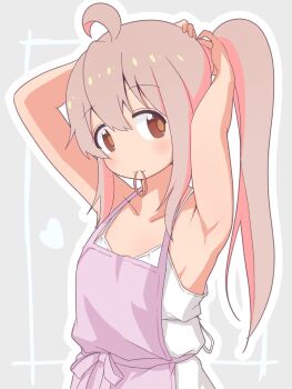 1girl :3 ahoge apron armpits arms_up bare_arms bare_shoulders brown_hair collarbone commentary dress flat_chest grey_background hair_between_eyes hair_tie_in_mouth heart highres light_blush looking_at_viewer mouth_hold onii-chan_wa_oshimai! outline oyama_mahiro pink_apron pink_hair ponytail simple_background sleeveless sleeveless_dress smile solo spaghetti_strap tying_hair unkimo upper_body white_dress white_outline