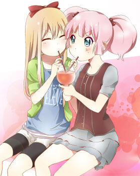 2girls baka_neko blonde_hair blue_eyes bow casual drink drinking drinking_straw closed_eyes hair_bobbles hair_bow hair_ornament kamiki_uutarou md5_mismatch multiple_girls pink_hair sharing sitting skirt toshinou_kyouko twintails yoshikawa_chinatsu yuruyuri
