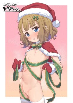 1girl adversarial_noise artist_name bar_censor bell blue_eyes blush border bow bowtie breasts brown_background brown_hair capelet censored christmas cleft_of_venus dated fur-trimmed_capelet fur-trimmed_gloves fur-trimmed_headwear fur_trim gloves gradient_background green_bow green_bowtie green_ribbon hair_bell hair_bow hair_ornament hat highres hip_bones holding holding_ribbon idolmaster idolmaster_million_live! kanabun leaf_hair_ornament loli looking_at_viewer medium_hair naked_ribbon navel nipples outside_border parted_lips pink_background pom_pom_hat_ornament pussy red_capelet red_gloves red_hat ribbon santa_costume santa_hat small_breasts solo striped_bow striped_bowtie striped_clothes suou_momoko thighhighs white_border white_thighhighs