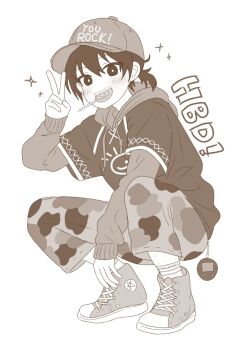 1boy baseball_cap blush bright_pupils camouflage camouflage_pants candy food full_body greyscale happy_birthday hat hood hood_down hoodie kel_(birthday)_(omori) kel_(faraway)_(omori) kel_(omori) lollipop lollipop_in_mouth long_sleeves looking_at_viewer low_ponytail male_focus monochrome omori pants parted_lips ponytail saji_neko shoes short_hair short_ponytail simple_background smile sneakers socks solo sparkle swirl_lollipop v