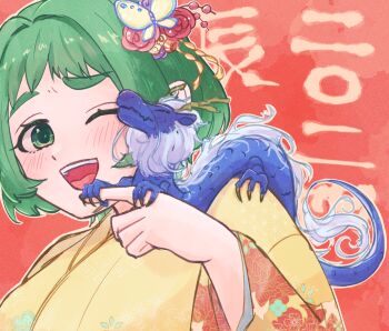 1girl ;d animal animal_on_shoulder asa_no_ha_(pattern) butterfly_hair_ornament chinese_zodiac commentary_request dragon eastern_dragon female_focus floral_print flower fur-tipped_tail green_eyes green_hair hair_flower hair_ornament highres japanese_clothes kimi_no_koto_ga_dai_dai_dai_dai_daisuki_na_100-nin_no_kanojo kimono light_blush matching_hair/eyes medium_hair oknomyk one_eye_closed open_mouth red_background simple_background small_dragon smile solo teeth upper_teeth_only yasashiki_yamame year_of_the_dragon yellow_kimono