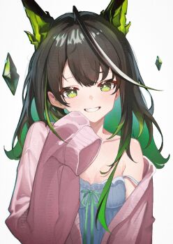 1girl :d ahoge arknights bare_shoulders black_hair bright_pupils camisole cardigan colored_inner_hair commentary_request crystal film_grain green_eyes grey_background grin hand_up huge_ahoge kampswe_galong long_hair looking_at_viewer mon3tr_(arknights) multicolored_hair off_shoulder open_mouth pink_cardigan simple_background single_sleeve_past_fingers smile solo strap_slip upper_body white_pupils
