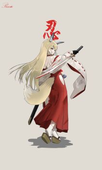 1girl absurdres animal_ear_fluff animal_ears ankle_socks arknights artist_name bare_back black_gloves blonde_hair blood blood_on_clothes blood_on_face bloody_weapon chinese_commentary closed_mouth clothing_cutout commentary_request detached_sleeves fox_ears fox_girl fox_tail full_body gloves grey_background hakama hakama_skirt hand_up highres hip_vent holding holding_sword holding_weapon japanese_clothes katana long_hair long_skirt long_sleeves looking_at_viewer median_furrow multicolored_hair okobo orange_eyes platform_sandals profile red_skirt remico._(xinjinjumin0869167) sandals shoe_soles simple_background skirt smile socks solo standing streaked_hair sword tabi tail vulpisfoglia_(arknights) weapon white_hair white_sleeves white_socks white_tail wide_sleeves yellow_tail