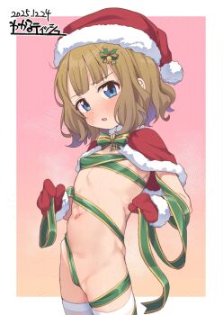 1girl adversarial_noise artist_name bell blue_eyes blush border bow bowtie breasts brown_background brown_hair capelet christmas dated fur-trimmed_capelet fur-trimmed_gloves fur-trimmed_headwear fur_trim gloves gradient_background green_bow green_bowtie green_ribbon hair_bell hair_bow hair_ornament hat highres hip_bones holding holding_ribbon idolmaster idolmaster_million_live! kanabun leaf_hair_ornament loli looking_at_viewer medium_hair naked_ribbon navel outside_border parted_lips pink_background pom_pom_hat_ornament red_capelet red_gloves red_hat ribbon santa_costume santa_hat small_breasts solo striped_bow striped_bowtie striped_clothes suou_momoko thighhighs white_border white_thighhighs