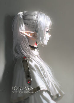 1girl artist_name blurry_edges dress earrings expressionless facing_away frieren green_eyes grey_background highres jewelry light_particles medium_hair nixeu patreon_username pointy_ears profile shadow sidelocks simple_background solo sousou_no_frieren standing thick_eyebrows twintails upper_body white_dress white_hair