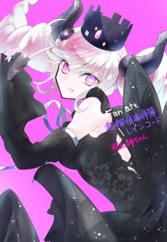 1girl bare_shoulders black_dress black_gloves breasts demon_girl demon_horns dress drill_hair fingerless_gloves gloves hanemina highres horns large_breasts long_hair master_detective_archives:_rain_code purple_background purple_eyes purple_hair shinigami_(rain_code) simple_background solo translation_request twin_drills upper_body wide_sleeves