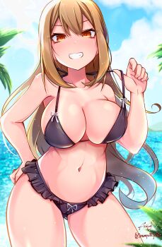 1girl absurdres aino_nana_(baileys) artist_name baileys_(tranquillity650) beach bikini black_bikini blonde_hair blue_sky breasts class_no_gal_ni_kuuki_atsukai_sareteimasu commentary_request contrapposto cowboy_shot day grin hand_on_own_hip highres large_breasts long_hair looking_at_viewer navel orange_eyes outdoors signature sky smile solo standing stomach strap_lift swimsuit twitter_username