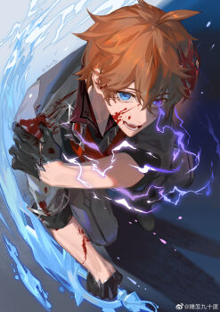 1boy absurdres ahoge alternate_eye_color black_gloves blood blood_on_arm blood_on_clothes blood_on_face blue_eyes chinese_commentary commentary_request double-parted_bangs electricity electrokinesis eye_trail from_above genshin_impact gloves grey_background grey_jacket grey_pants hair_between_eyes half_gloves hand_on_own_shoulder hand_up heterochromia highres holding holding_sword holding_weapon hunched_over hydrokinesis injury jacket left-handed light_trail liquid_weapon male_focus mask mask_on_head open_mouth orange_hair pants purple_eyes red_mask reverse_grip short_hair solo sword tanzenjiushidu tartaglia_(delusion)_(genshin_impact) tartaglia_(genshin_impact) three-quarter_sleeves torn_clothes torn_gloves very_short_hair water watermark weapon weibo_watermark