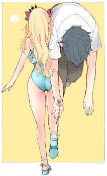 1boy 1girl aqua_one-piece_swimsuit aqua_sandals ass azumi_(myameco) black_hair blonde_hair carrying carrying_person command_spell commentary_request ereshkigal_(fate) ereshkigal_(swimsuit_beast)_(fate) fate/grand_order fate_(series) from_behind fujimaru_ritsuka_(male) fujimaru_ritsuka_(male)_(summer_street) hair_ribbon musical_note one-piece_swimsuit red_ribbon ribbon sandals shirt short_hair simple_background spoken_musical_note swimsuit walking white_shirt yellow_background
