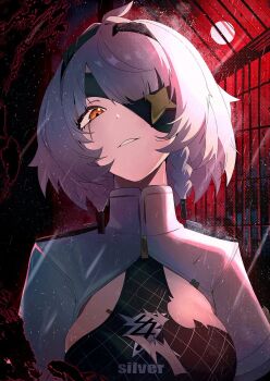 1girl black_hairband black_shirt braid braided_sidelocks breast_cutout breasts cleavage commentary_request dark_background eyepatch grey_hair hairband highres indoors looking_at_viewer medium_breasts parted_lips red_background red_eyes scar scar_on_face shirt short_hair shrug_(clothing) smug solo torn_clothes torn_shirt twiggy_(zenless_zone_zero) upper_body white_shrug zenless_zone_zero zeroartwo