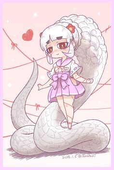 1girl barefoot byakuda_(kemono_friends) commentary_request flower full_body hair_flower hair_ornament heart highres kemono_friends long_hair looking_at_viewer neck_ribbon nontraditional_miko pink_background red_eyes ribbon shirabaki simple_background skirt snake_girl snake_hair snake_tail solo string tail white_hair