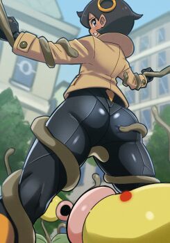 1girl 2others aged_up ass bellsprout black_bodysuit black_gloves black_hair blush bodysuit bodysuit_under_clothes brown_jacket city clenched_teeth commentary_request cowlick dark-skinned_female dark_skin day emma_(pokemon) from_behind from_below gen_1_pokemon gloves grabbing_another&#039;s_ass groping hair_between_eyes hair_ornament highres huge_ass jacket latex latex_bodysuit looking_at_another looking_at_viewer looking_back lumiose_city multiple_others nintendo orange_gloves outdoors partial_commentary pokemon pokemon_(creature) pokemon_legends:_z-a purple_eyes restrained sexually_suggestive shiny_clothes short_hair sidelocks solo_focus sweat tamtam_(srdn8883) tears teeth tentacles wide_hips