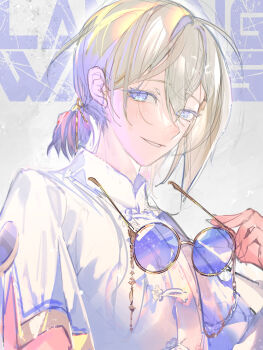 1boy blue-tinted_eyewear blue_eyes changpao character_name chinese_clothes commentary_request eyewear_strap fate/grand_order fate_(series) hair_between_eyes highres holding looking_at_viewer male_focus open_mouth ponytail prince_of_lan_ling_(eastern_socialite_attire)_(fate) prince_of_lan_ling_(fate) shirt short_hair short_ponytail short_sleeves simple_background smile solo sunglasses suzuhi_(fullprayer) tinted_eyewear white_background white_hair