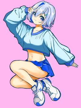 123haruno_oto 1girl amane_kanata blue_eyes blue_skirt closed_mouth colored_inner_hair commentary_request crop_top crop_top_overhang cropped_sweater double-parted_bangs full_body grey_hair grey_sweater hair_between_eyes hair_ornament hairclip hand_up highres hololive long_bangs looking_at_viewer midriff miniskirt multicolored_hair navel pink_background pleated_skirt shoes short_hair simple_background skirt sneakers solo sweater v v_over_head virtual_youtuber white_shoes