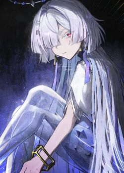 1girl absurdres colored_eyelashes earrings grey_hair hair_intakes hair_ornament highres jewelry knees_up long_hair looking_at_viewer looking_to_the_side mornye_(wuthering_waves) parted_lips prosthesis prosthetic_leg red_eyes sitting solo takamatu_hajime triangle_earrings wuthering_waves