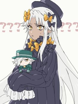 2boys abigail_williams_(fate) abigail_williams_(fate)_(cosplay) abigail_williams_(first_ascension)_(fate) amakusa_shirou_(fate) black_hat commentary_request cosplay crossdressing crossdressing_(mtf) dark-skinned_male dark_skin earrings edmond_dantes_(fate) fate/grand_order fate_(series) green_hat hat holding_chibi jewelry long_hair male_focus multiple_boys sleeves_past_fingers sleeves_past_wrists tofu_(bean359) top_hat trap very_long_hair white_hair yellow_eyes