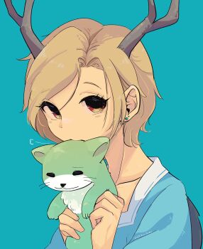 1girl antlers aqua_background blonde_hair blue_shirt earrings highres holding horns jewelry kicchou_yachie looking_at_viewer otter otter_spirit_(touhou) puff_of_air red_eyes shirt short_hair spiked_shell square_neckline stud_earrings tami_(joemanyodw) touhou turtle_shell upper_body