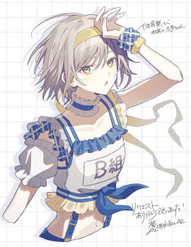 1girl :o alternate_costume arm_up blue_choker blush breasts choker collarbone commentary_request cosplay crop_top cropped_shirt cropped_torso detached_sleeves fan_request frilled_choker frilled_shirt frills green_eyes grey_hair grid_background hairband hand_up hashire!_taiikumatsuri!_~jikkou_iin_wa_ooisogashi~_(project_sekai) headband highres hinomori_shiho kikutouji looking_at_viewer midriff name_tag ootori_emu ootori_emu_(cosplay) parted_lips project_sekai puffy_short_sleeves puffy_sleeves scrunchie shirt short_hair short_sleeves sidelocks simple_background single_detached_sleeve sleeveless sleeveless_shirt small_breasts solo suspenders tied_shirt translation_request twitter_username upper_body white_sleeves wrist_scrunchie yellow_hairband yellow_headband