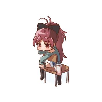 1girl antenna_hair black_bow blue_shorts bow chair chibi chibi_only commentary full_body green_hoodie hair_bow high_ponytail highres hood hoodie long_hair mahou_shoujo_madoka_magica mahou_shoujo_madoka_magica_(anime) mu0_0gi on_chair ponytail red_eyes red_hair sakura_kyoko short_shorts shorts simple_background sitting sitting_backwards solo white_background