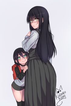 2girls absurdres aged_down black_choker black_hair chainsaw_man choker collared_shirt cross_scar dress facial_scar fourth_east_high_school_uniform green_eyes grenade_pin hair_between_eyes hair_bun highres kaizokuneko long_hair long_hair_between_eyes looking_at_viewer mother_and_daughter multiple_girls pinafore_dress reze_(chainsaw_man) ringed_eyes scar scar_on_cheek scar_on_face scar_on_nose school_uniform shirt simple_background single_hair_bun sleeveless sleeveless_dress white_shirt yoru_(chainsaw_man)