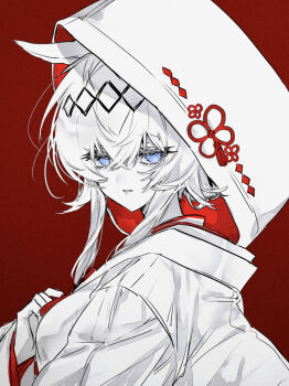 1girl animal_ears blue_eyes commentary_request crossed_bangs hair_between_eyes highres hood hood_up horse_ears horse_girl japanese_clothes kimono limited_palette long_hair looking_at_viewer oguri_cap_(umamusume) red_background simple_background solo tuwu_(user_yvte3782) umamusume umamusume:_cinderella_gray white_hood white_kimono