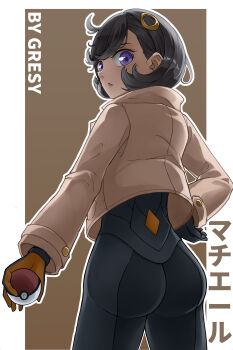 1girl absurdres artist_name ass black_bodysuit black_gloves black_hair bodysuit bodysuit_under_clothes border brown_background brown_jacket character_name commentary_request cowboy_shot cowlick dark-skinned_female dark_skin emma_(pokemon) from_behind gloves gresy hair_between_eyes hair_ornament hand_on_own_hip highres holding holding_poke_ball jacket latex latex_bodysuit long_sleeves looking_at_viewer nintendo orange_gloves parted_lips poke_ball poke_ball_(basic) pokemon pokemon_legends:_z-a purple_eyes short_hair sidelocks solo standing swept_bangs two-tone_gloves white_border
