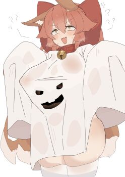 1girl animal_ears bell blush bow breasts collar commentary covered_erect_nipples dress fang fate/grand_order fate_(series) fox_ears fox_girl ghost_costume hair_between_eyes hair_bow highres large_breasts long_hair looking_up neck_bell open_mouth pink_hair red_bow red_collar rottenweiler simple_background skin_fang smile solo sweat tamamo_(fate) tamamo_cat_(fate) thighhighs thighs white_background white_dress white_thighhighs