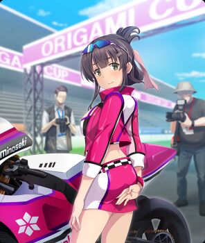 1girl 2boys ass black_hair black_shirt black_shoes bleachers blue_pants blue_sky blush bracelet breasts camera closed_mouth cloud cowboy_shot day denim embarrassed english_text eyewear_on_head faceless faceless_male from_behind game_cg green_eyes hair_ribbon hair_rings hand_on_own_ass helmet holding holding_camera jacket jewelry large_breasts looking_back medium_hair midriff miniskirt motor_vehicle motorcycle multiple_boys official_art open_clothes open_jacket outdoors pants pink_jacket pink_ribbon pink_skirt pith_helmet race_queen racetrack ribbon shirt shoes short_hair sign single_hair_ring skirt sky smile solo_focus sunglasses t-shirt third-party_source toji_no_miko toji_no_miko:_kizamishi_issen_no_tomoshibi white_shirt yanase_mai